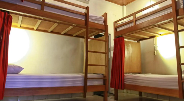 Кровать в общем номере Halaman Depan Hostel