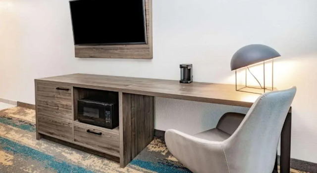 Четырёхместный номер Standard La Quinta Inn & Suites by Wyndham Galveston North at I-45