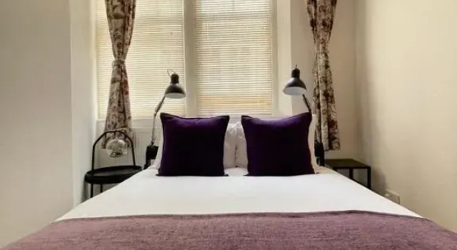 Central Located Two Bedroom Suite, Забронировать Отель Отели Бристоля с парковкой, рядом с We The Curious, Парковка