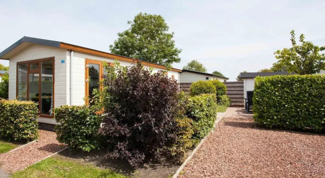 Neat Chalet With Microwave 3.5 km. From the Beach in Egmond, Забронировать Шале Отели Норда 3 звезды, 3*