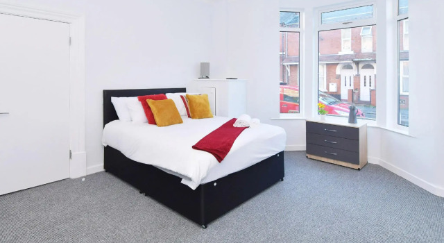 Townhouse @ 272 Walthall Street Crewe, Book Pension Crewe 