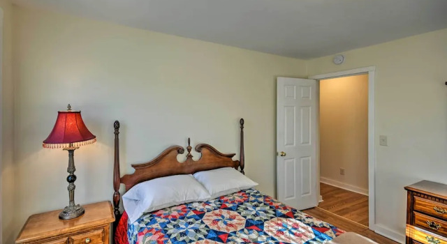Cozy Apt by ITS 85 Trail, ½ Mi to Lake Wassookeag!, Buchen Sie Ferienwohnung Hotels in New England mit Parkplatz, Parkplätze