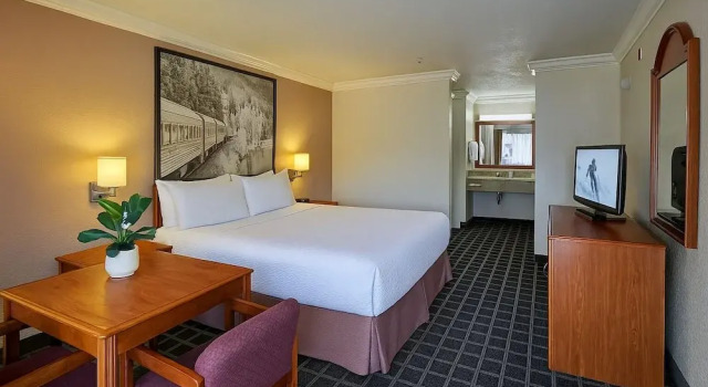 Номер Executive Creekside Inn & Suites