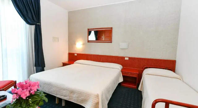 Трёхместный номер Standard с балконом и с частичным видом на море Hotel Beny