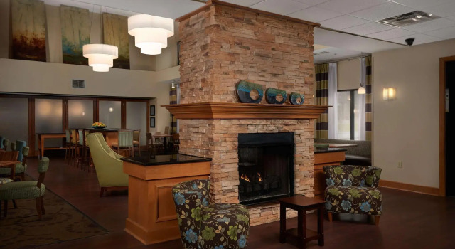 Кровать в общем номере Hampton Inn & Suites Canton