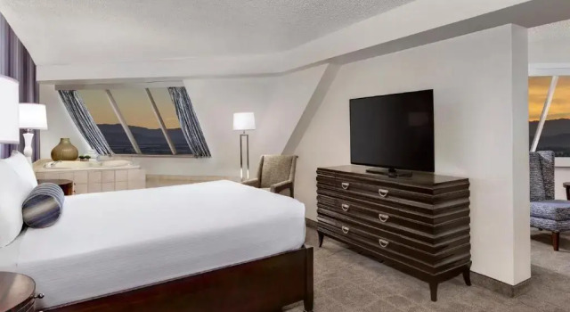 Двухместные люкс Corner Pyramid Luxor Hotel and Casino