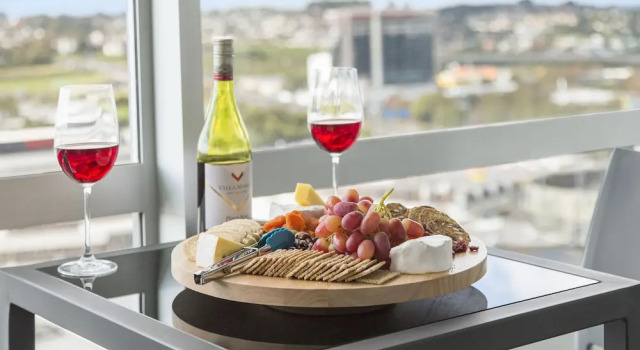 Двухместный люкс с балконом Proximity Apartments Manukau / Auckland Airport
