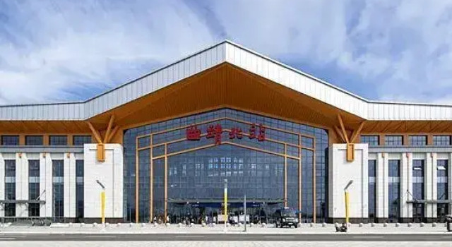 Golden Phoenix Light House Hotel, Rezerwuj Hotel Hotele w Qujing z parkingiem, Parking