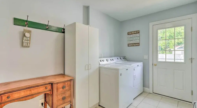 Коттедж South Kingstown Vacation Rental: 2 Mi to Beach!