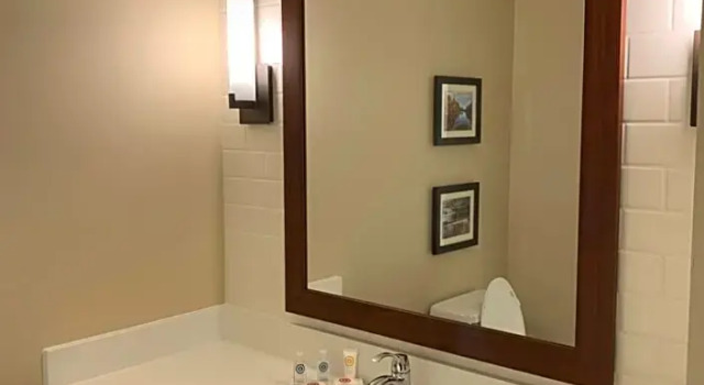 Номер Superior Comfort Inn & Suites Clarkston Pine Knob Area