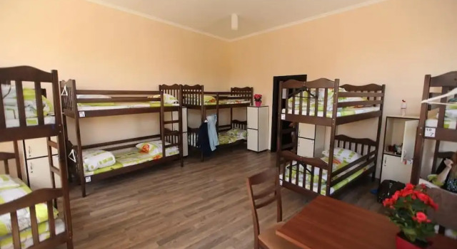Кровать в общем номере с балконом Хостел Panorami Center