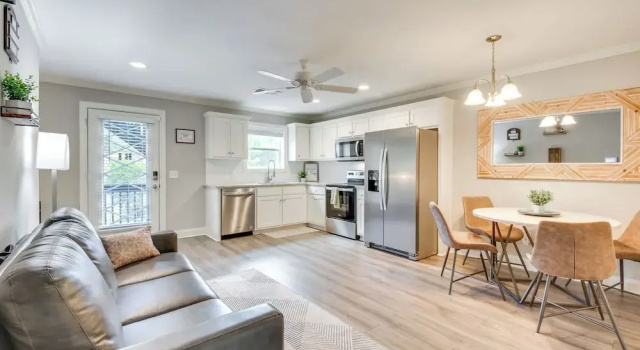 Апартаменты Walk to Main St & River: Downtown Helen Condo