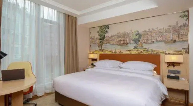 Люкс Business Vienna Hotel (Kaizhou Hanfeng Lake)