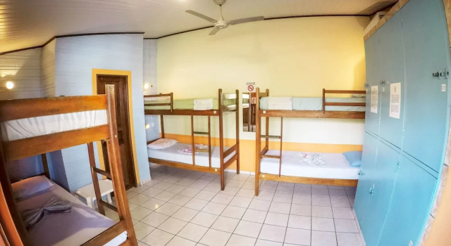 Кровать в общем номере (мужской номер) с балконом и с видом на сад Bonito HI Hostel e Pousada