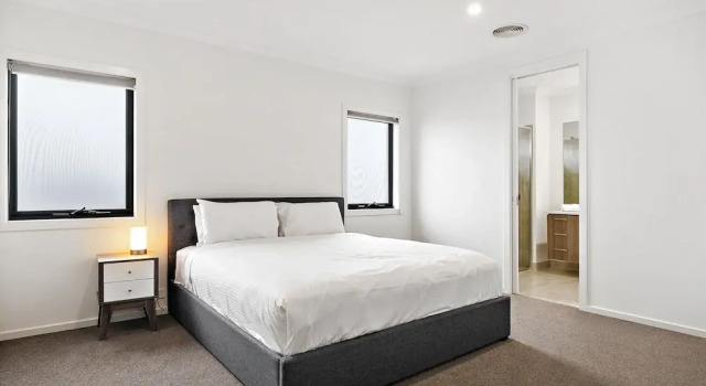 Spacious 5-bed Home in Peaceful Point Cook