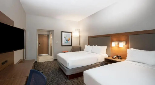 Четырёхместный номер Standard Holiday Inn Express Hotel & Suites Columbus by IHG