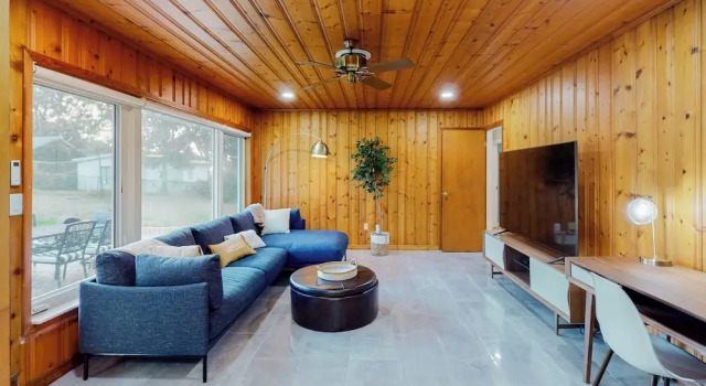 Steps to Lake Hollingsworth! Dog-friendly Retreat