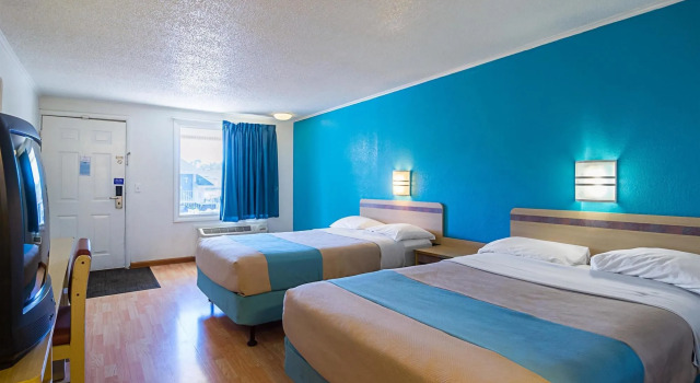 Motel 6 Bloomington Indiana University, Забронировать Мотель Отели Блумингтон с парковкой, рядом с Стадион "Ассембли Холл", Парковка