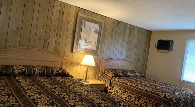 Четырёхместный номер Comfort Green View Motel and RV Park