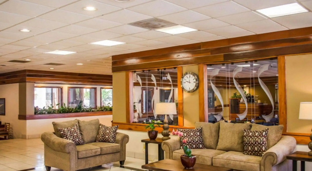 Quality Inn & Suites Pensacola, Book Hotel Hoteller i Ferry Pass med parkering, Parkering