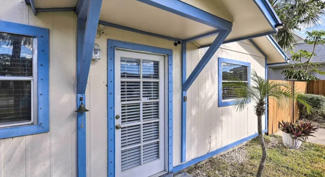 Cape Canaveral Cottage w/ Hot Tub: Walk to Beach, Varaa Lomakoti Hotellit Space Coast pysäköinnillä, Pysäköinti