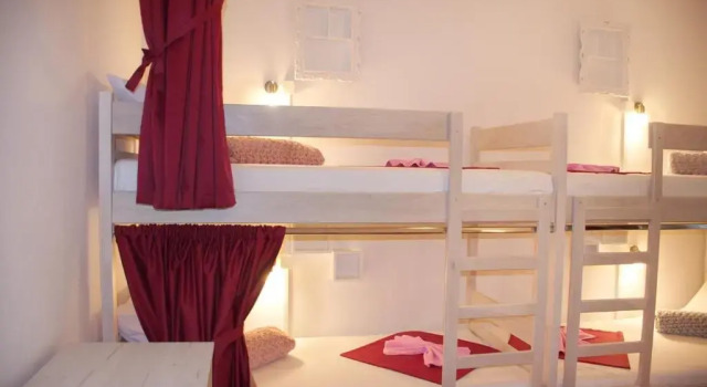 Кровать в общем номере с балконом и с видом на море Hostel Casa La Cha