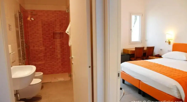 Четырёхместный номер Standard с балконом и с видом на озеро Hotel Garden