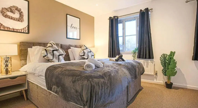 Spacious 3 Bedroom Home in Milton Keynes by HP Accommodation - Free Parking & WiFi, Забронировать Отель Милтон-Кинс Бакингемшир, рядом с Inspired Gourmet Cookery School