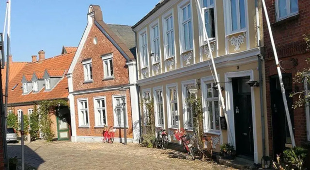 To sammenhængende værelser med udgang til have