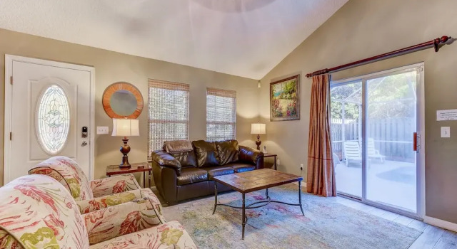 Коттедж Averys Beach Bungalow