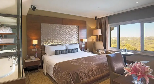 Двухместный люкс Luxury с видом на бассейн Taj Palace, New Delhi