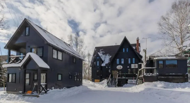 Кровать в общем номере Freeride Backpackers Lodge Niseko