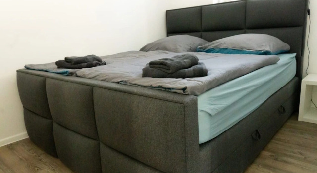 Holiday Apartment With Lake View, Prenota Appartamento Hotel a Garz con parcheggio, Parcheggio