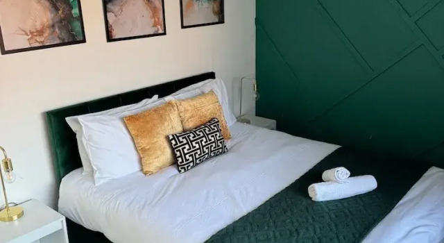 Коттедж Airport House - Long Stays, Near Hospital!