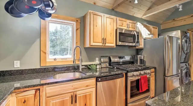 Коттедж Newly Built Cabin w/ Hot Tub - 16 Mi to Stowe Mtn!