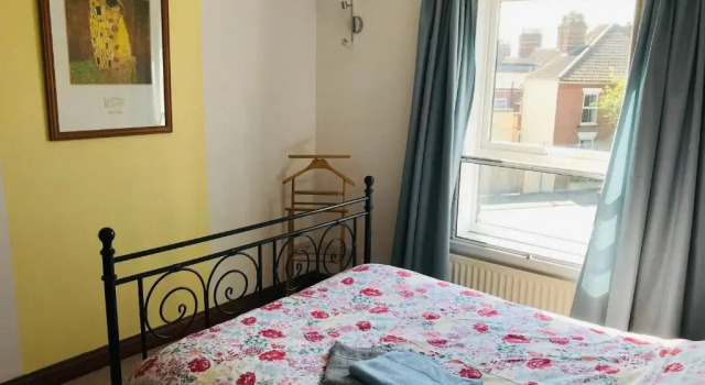 Коттедж с 3 комнатами Cosy house, 3 bedrooms, private parking, wifi, patio