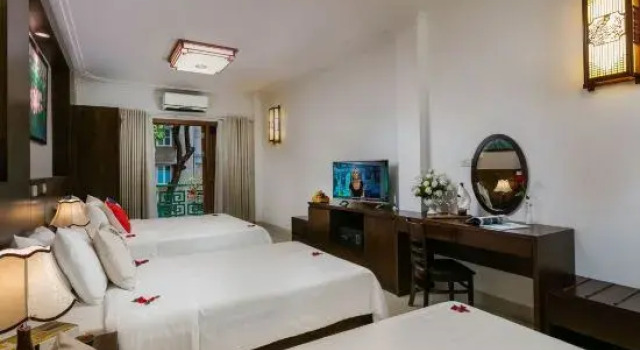 Трёхместный номер Standard с балконом Hanoi Stella Hotel