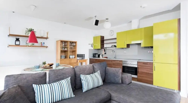 Stylish 2BR flat with balcony, near King’s Cross!