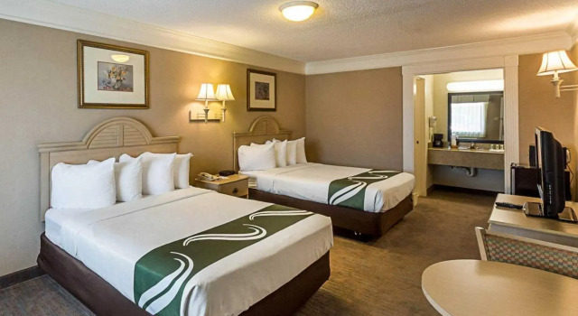 Четырёхместный номер Standard Quality Inn Near Lake Marble Falls
