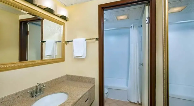 Четырёхместный номер Standard с балконом Clarion Inn and Suites Convention Center Kearney