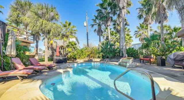 Коттедж < 1 Mi to Beach! Galveston Gem w/ Outdoor Oasis