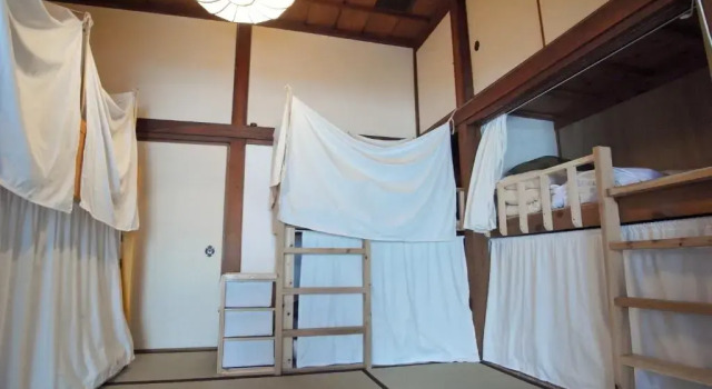 Кровать в общем номере Guest House Kamejikan -turtle time