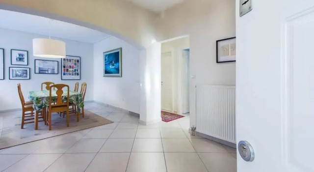 Spacious apartment in Glyfada close to the sea, Забронировать Апартаменты/квартира Глифада Афины