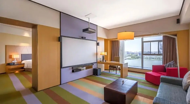 Двухместный полулюкс с видом на озеро Crowne Plaza Tianjin Binhai by IHG