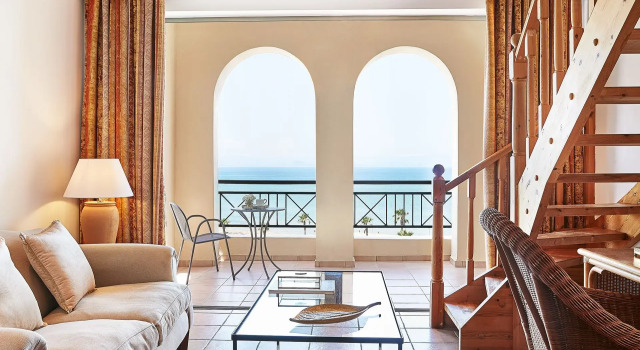 Мезонет семейный с видом на море Grecotel LUXME Oasis