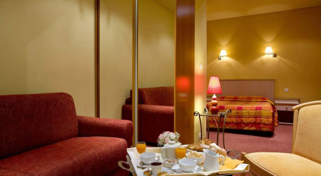 Logis Hotel Le Parc, Забронировать Отель Мулен Allier, рядом с Парк г. Мулен