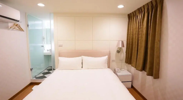 Jade Hotel
