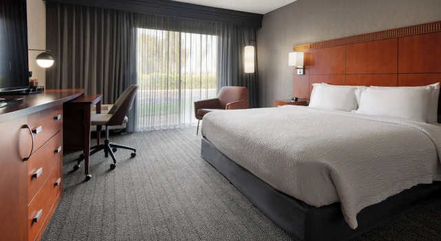 Двухместный люкс Courtyard by Marriott Fresno