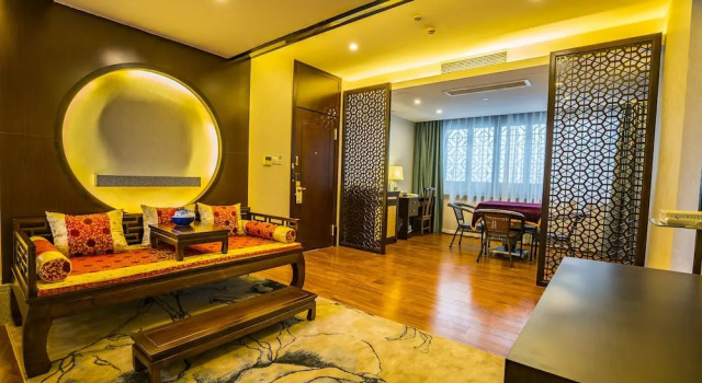 Люкс Graceland Garden Court Hotel