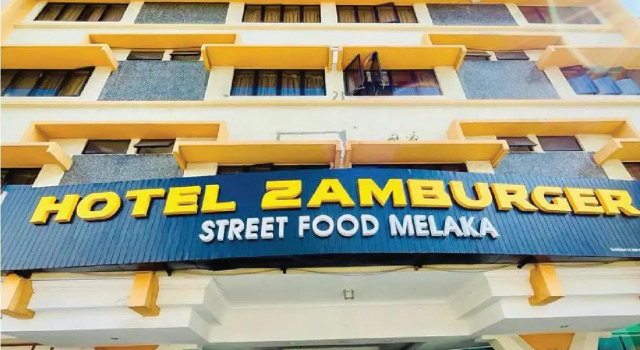 Łóżko w pokoju wieloosobowym Hotel Hallmark Inn